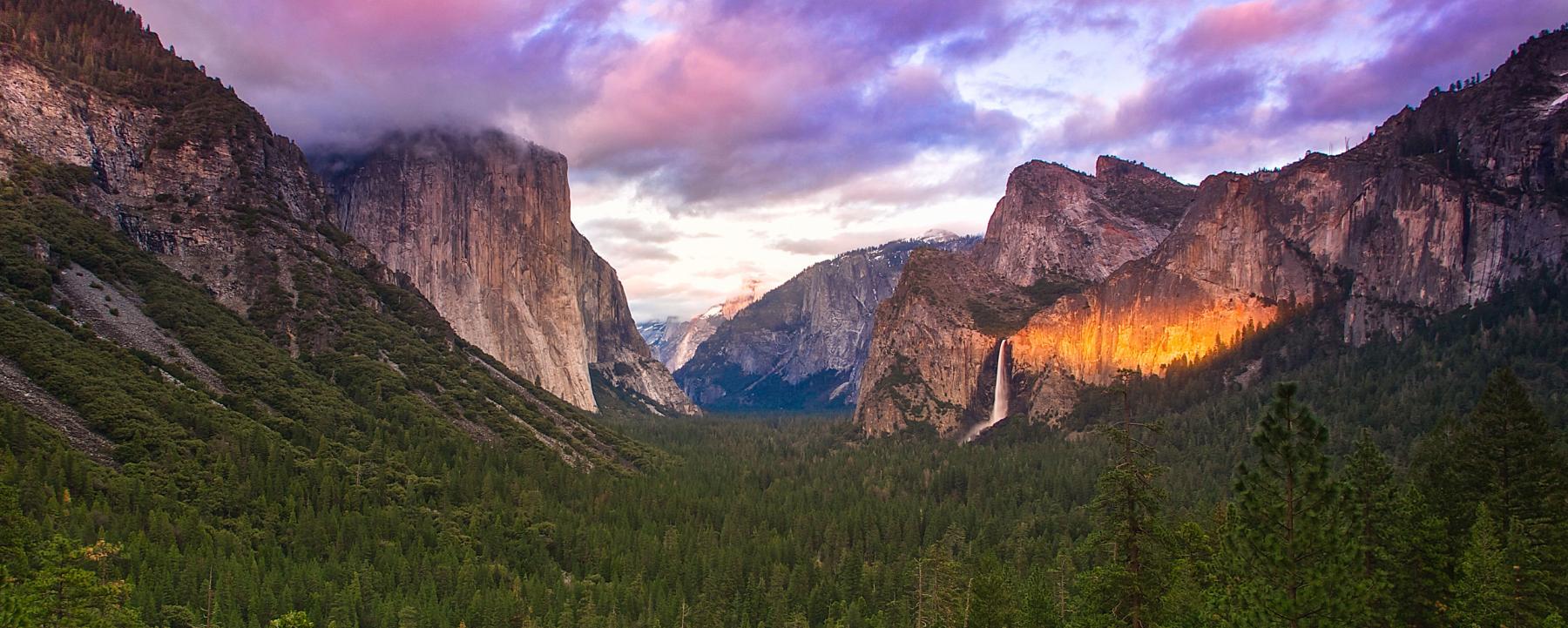 Yosemite tunnel view View of the waterfalls and cliffs in Yosemite
