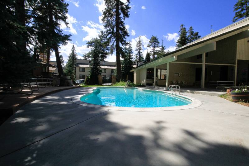 Discovery 4 condominium pool and spa area in Mammoth Lakes