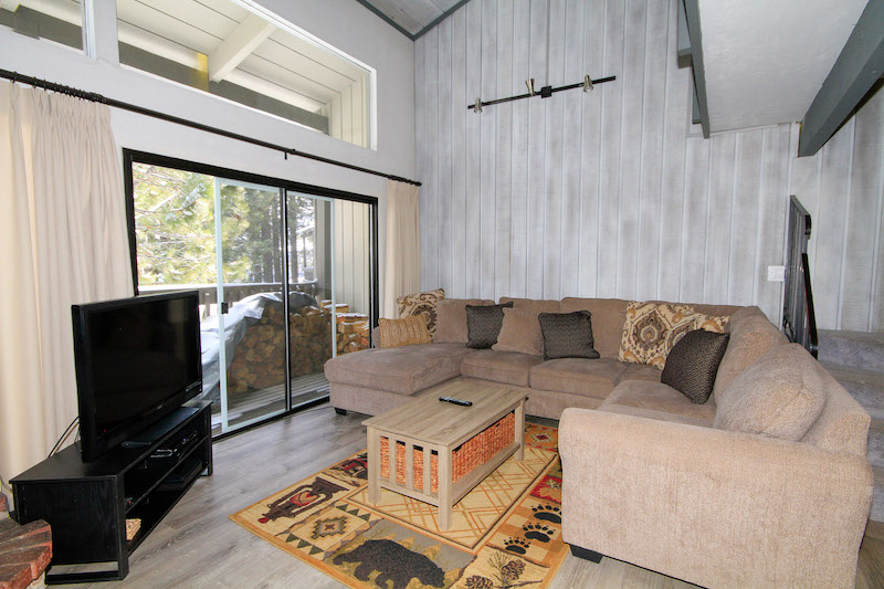 A living room in a Mammoth vacation rental