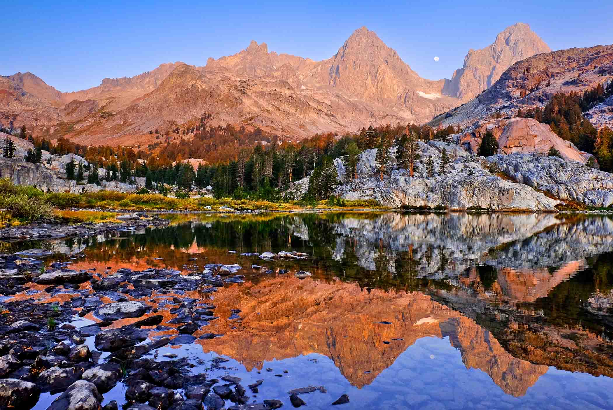 View of Ediza Lake from Mammoth Lakes trail