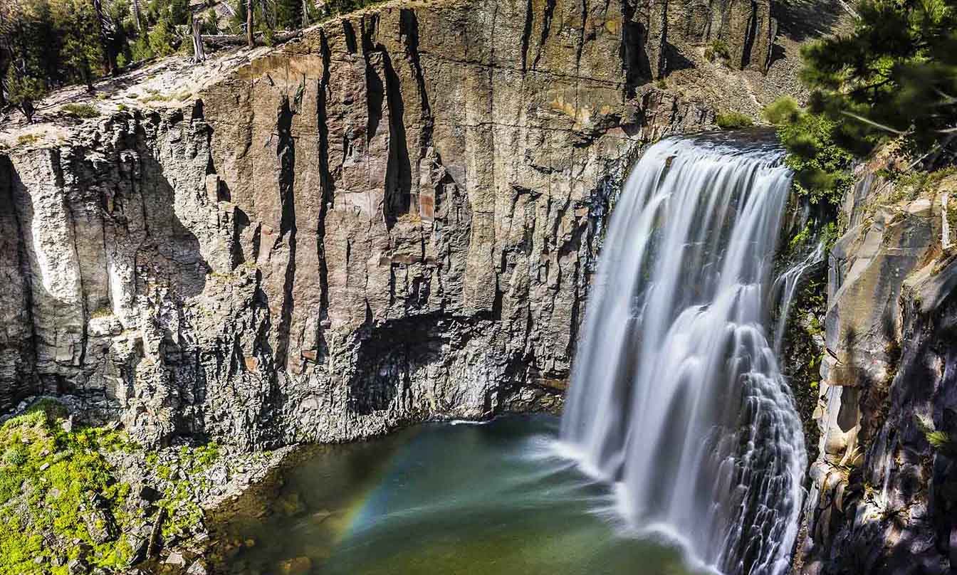 Waterfall at Mammoth Lakes' Rainbow Falls hiking trail