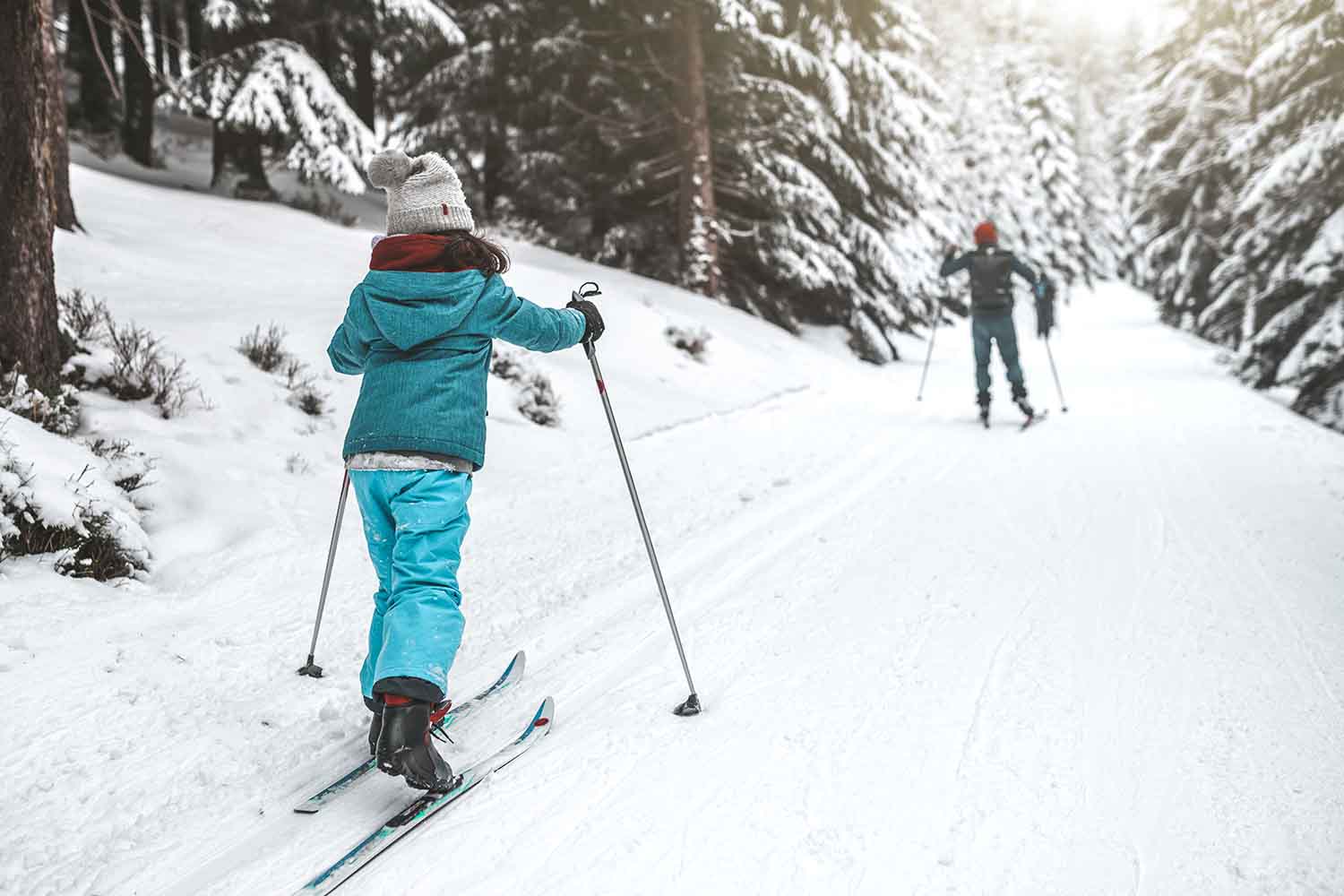 Family cross country skiing in Mammoth Lakes, CA